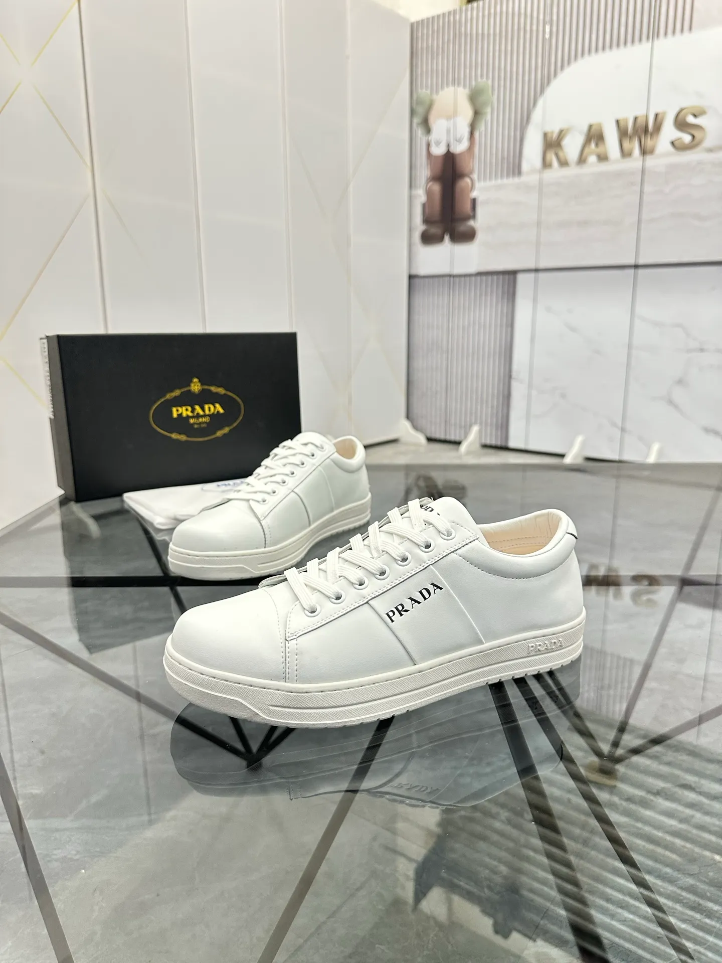 Men's shoes: 💰P400¥ Product trademark: Prada *"Prada*" low-top casual shoes Regular size: 38-44 (can be customized to 45) Product materials: imported cowhide upper, sheepskin lining, original outsole. Number: 020